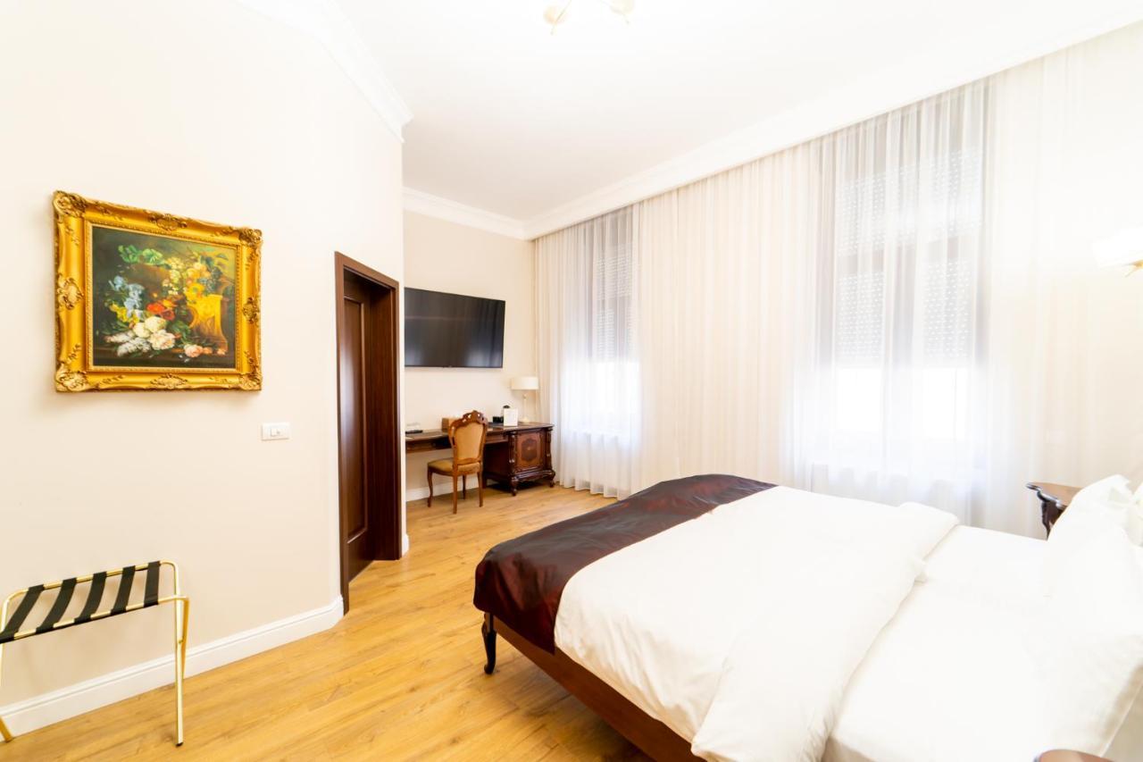 Picasso Boutique Hotel Arad Bagian luar foto