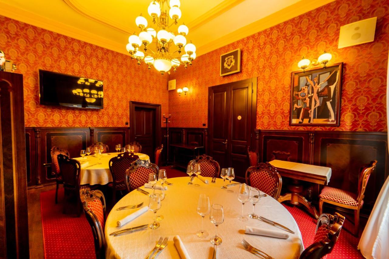 Picasso Boutique Hotel Arad Bagian luar foto