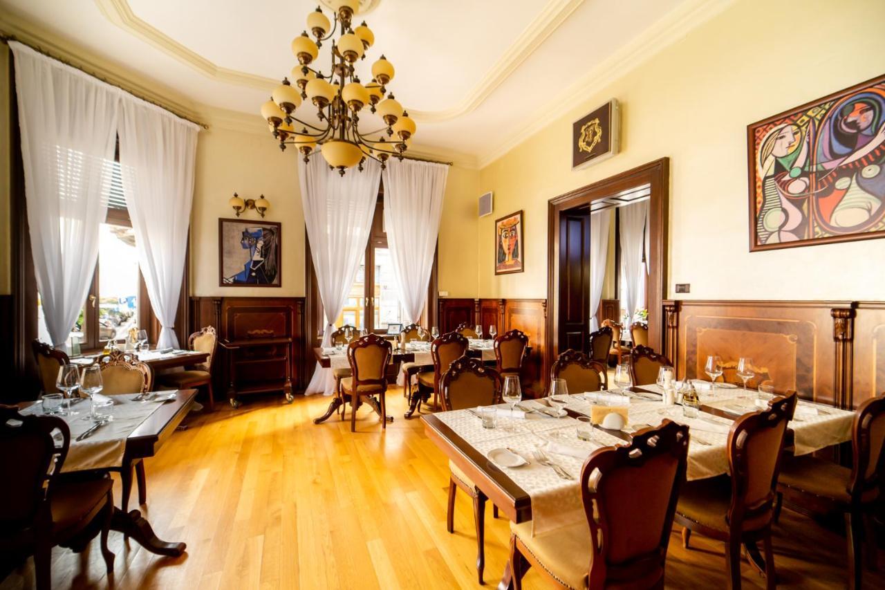 Picasso Boutique Hotel Arad Bagian luar foto