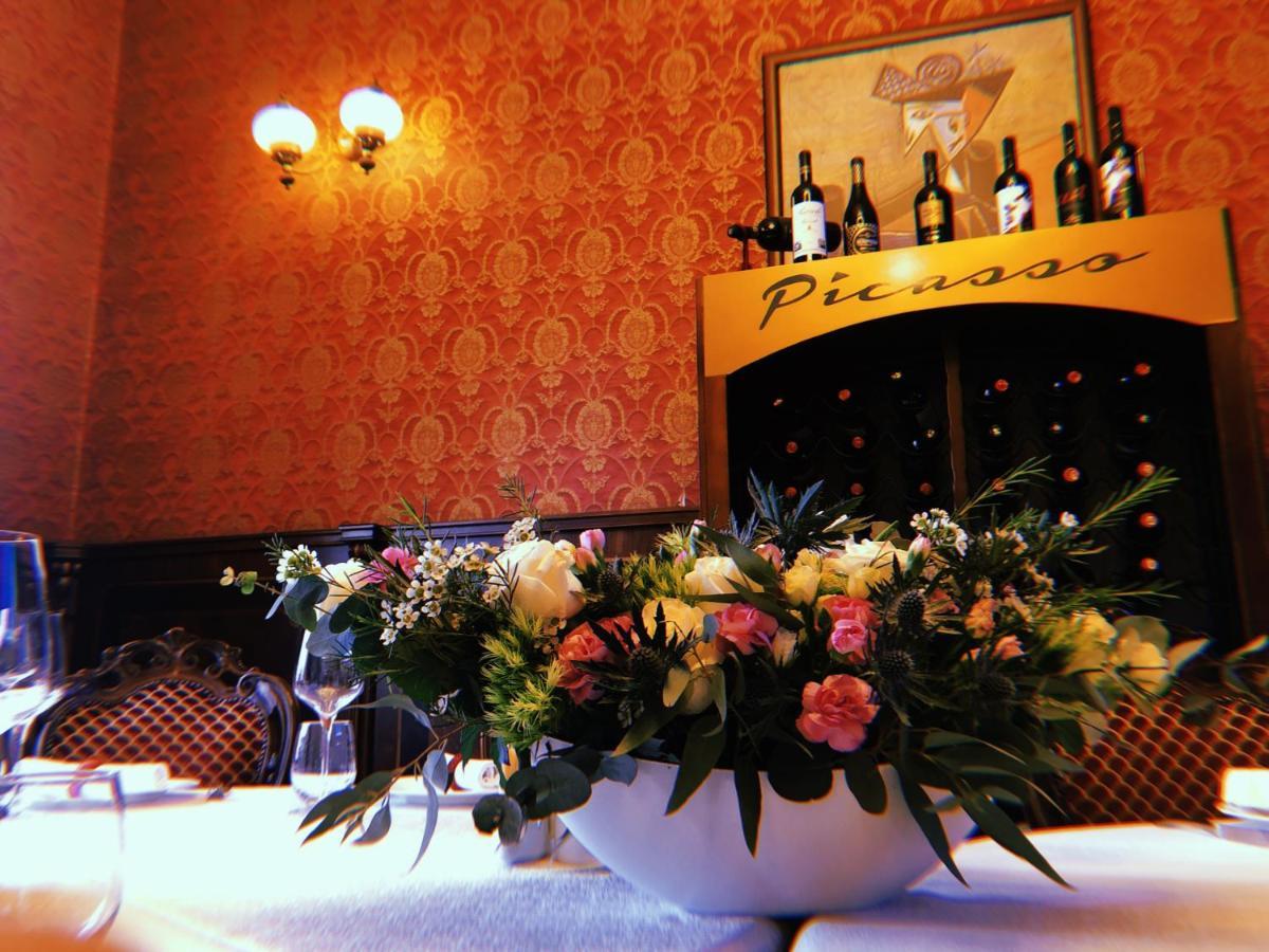 Picasso Boutique Hotel Arad Bagian luar foto