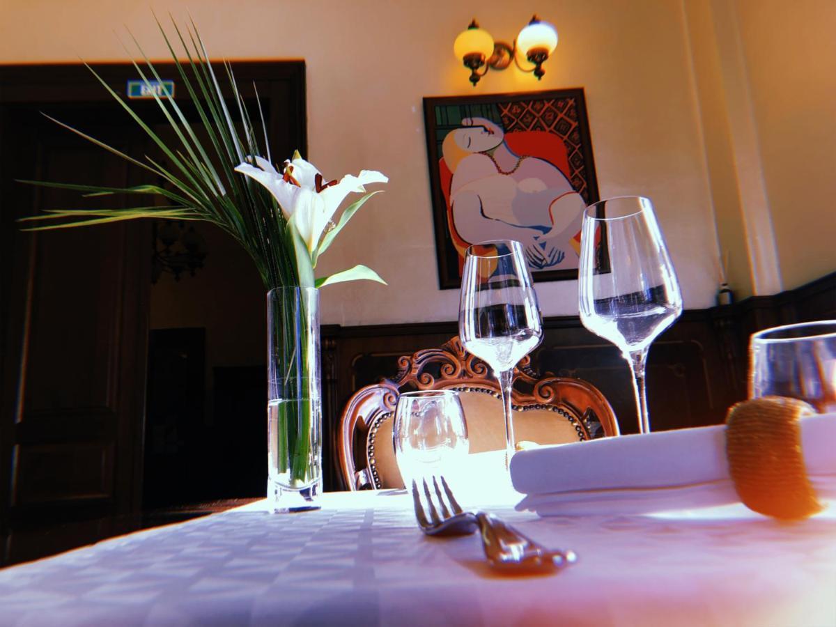 Picasso Boutique Hotel Arad Bagian luar foto