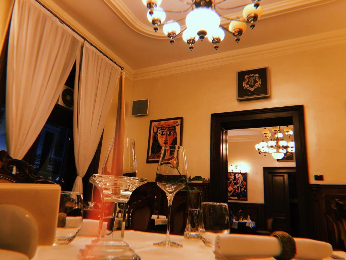 Picasso Boutique Hotel Arad Bagian luar foto